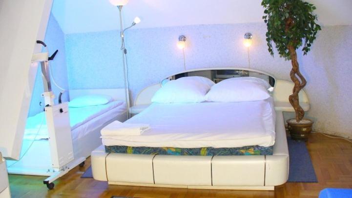 Park Hotel Myslenice Exterior photo